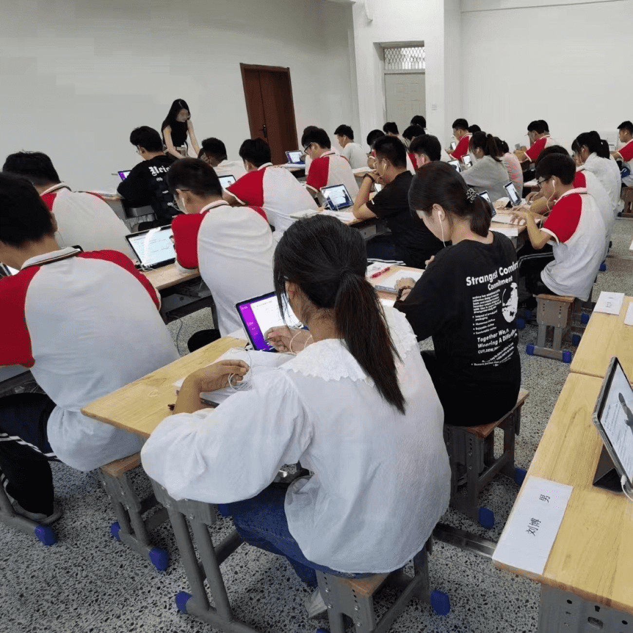 学生在学习空间使用伴学本自主学习
