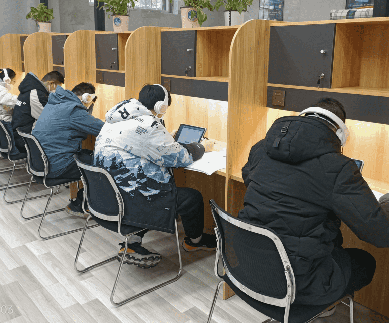 学生在独立自习位专注学习